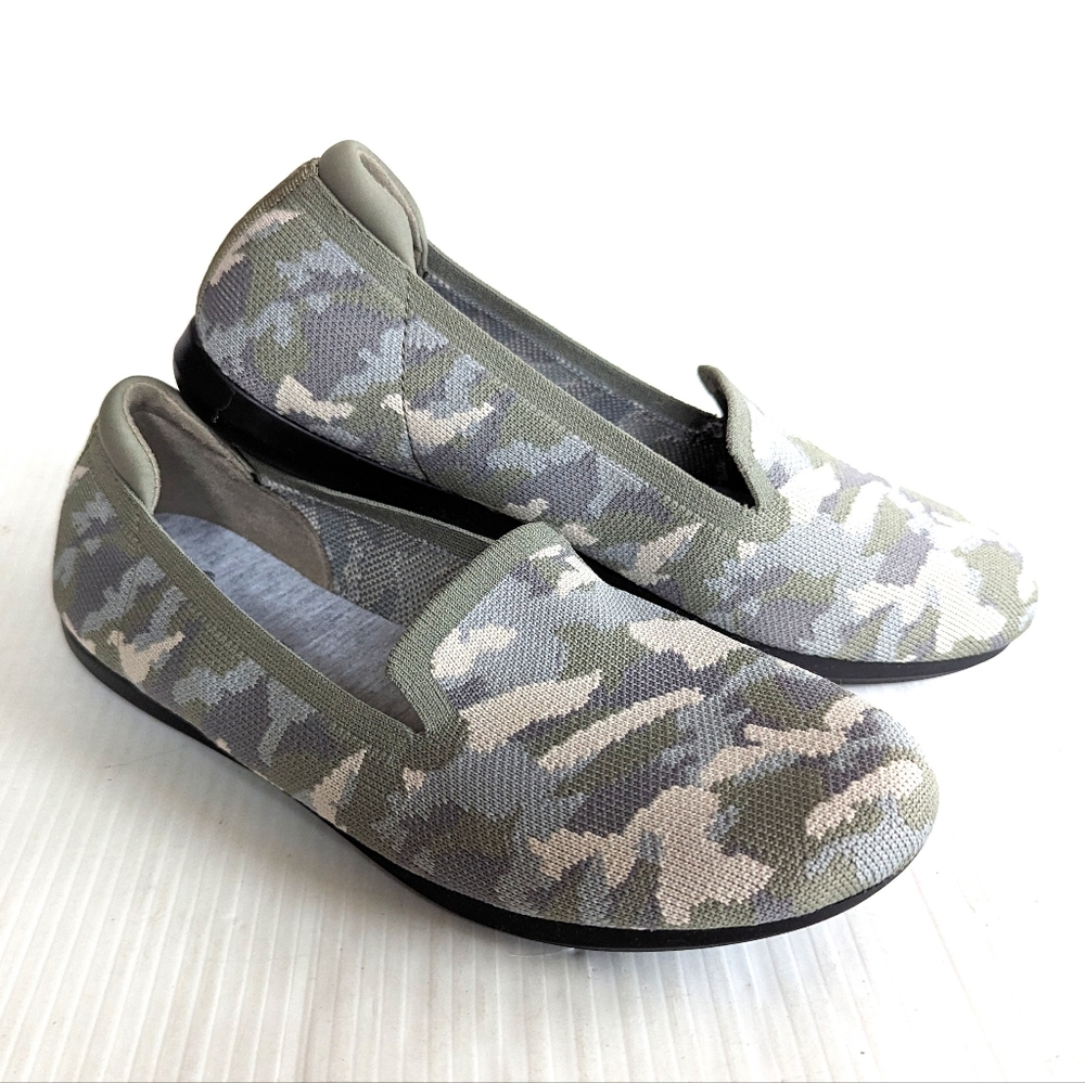 CLARKS Cloudsteppers Carly Dream Khaki Camouflage Woven Ballet Flats Size 8